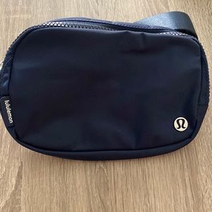 Lululemon everywhere belt bag - navy blue